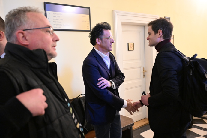 Soud Adama Krause a Nikol Enevové.