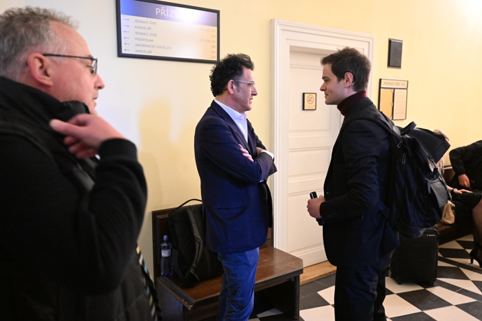 Soud Adama Krause a Nikol Enevové.