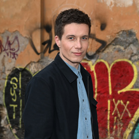 Herec Daniel Krejčík chodí na akce sám, což je pro mnoho lidí podezřelé. 