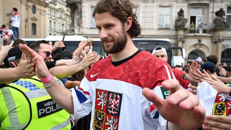 Hokejisté jsou naprosto šťastní. Na fotce je Pavel Zacha.