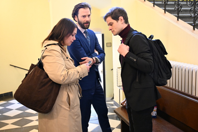 Soud Adama Krause a Nikol Enevové.