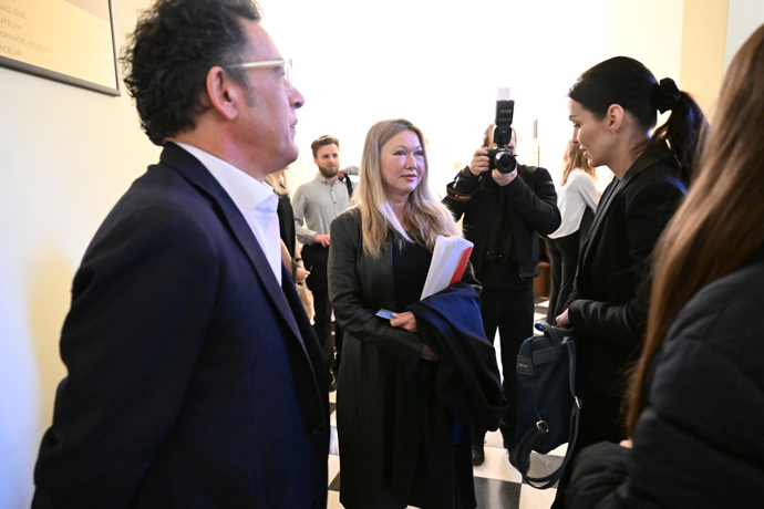 Soud Adama Krause a Nikol Enevové.