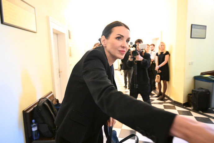 Nikol Enevová u soudu.