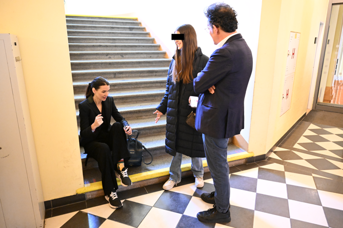 Nikol Enevovou seděla na schodech.