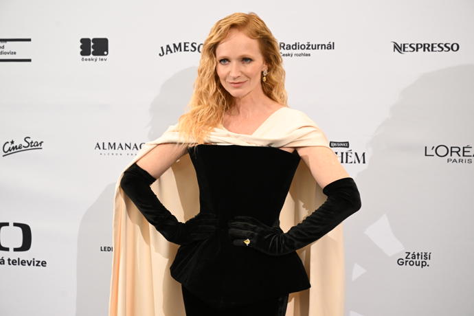 Účes Ani Geislerové budete chtít napodobit, je trendem i v roce 2026.