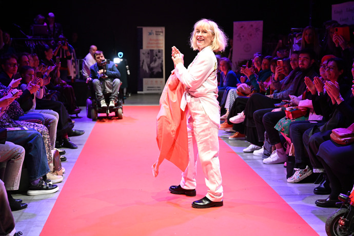 Dana Batulková s úsměvem od ucha k uchu.