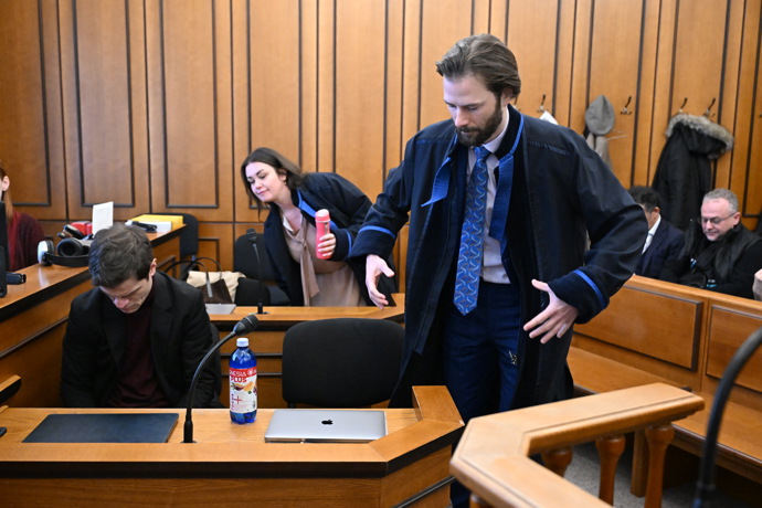 Soud Adama Krause a Nikol Enevové.