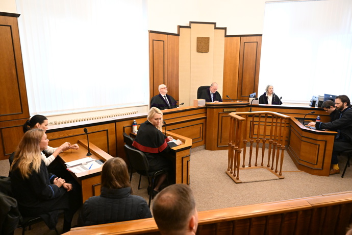 Soud Adama Krause a Nikol Enevové.