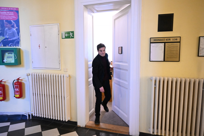 Soud Adama Krause a Nikol Enevové.
