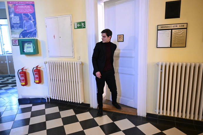 Soud Adama Krause a Nikol Enevové.