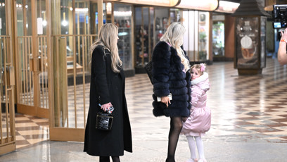 FOTO: Lela Ceterová s dcerou odešla dřív než koncert skončil.