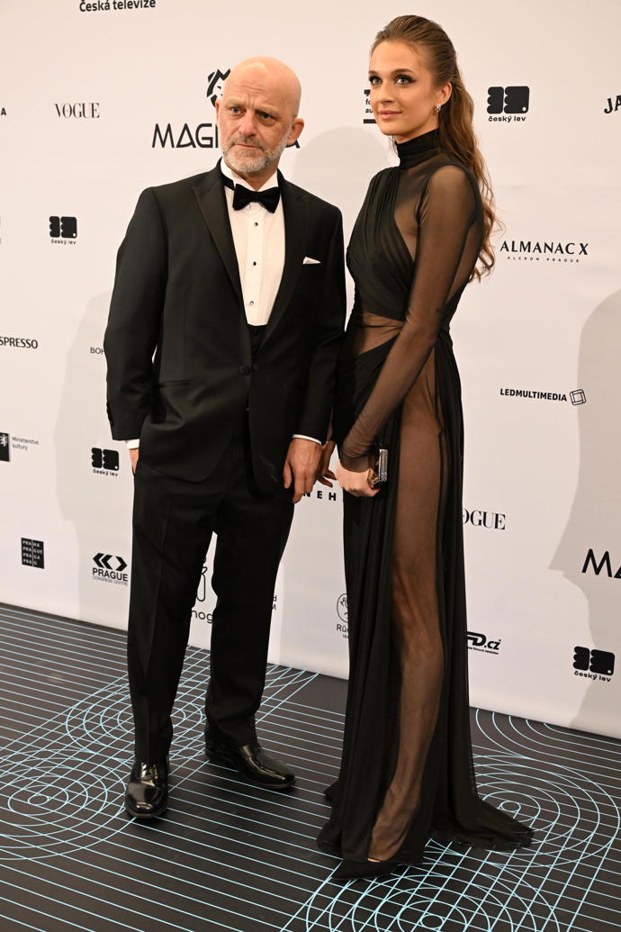 Hynek Čermák s krásnou partnerkou. 