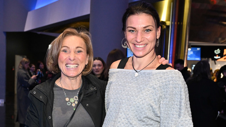 Michaela a Hana na promítání prvního dílu Asia Express.