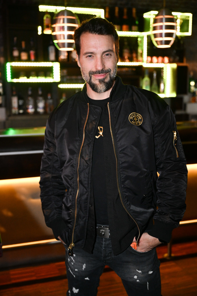 Český slavík Václav Noid Bárta, autor nového klipu, oblékl svoji oblíbenou černou bundu a černé tričko. 