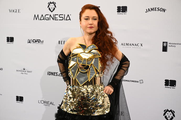 Eva Toulová jako vždy zvolila bizarní outfit. 