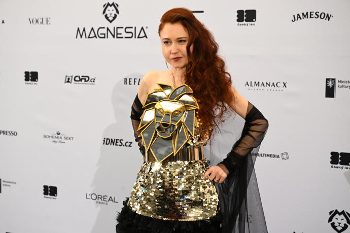 Eva Toulová jako vždy zvolila bizarní outfit. 