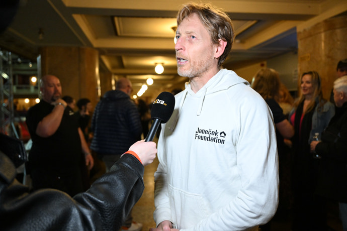 Karel Janeček věří, že budoucnost společnosti bude nezávislá na politických stranách.