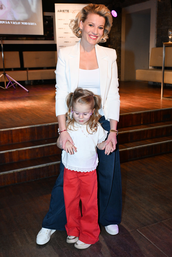 Její dcerka Anežka oblékla bílé tričko a červené kalhoty. 