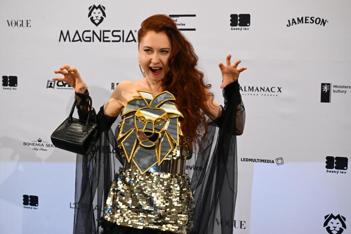 Eva Toulová na sebe umí strhnout pozornost.