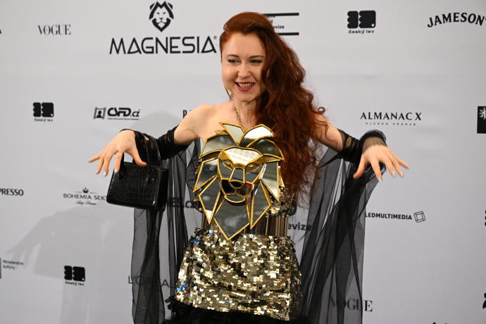 Eva Toulová jako vždy zvolila bizarní outfit. 