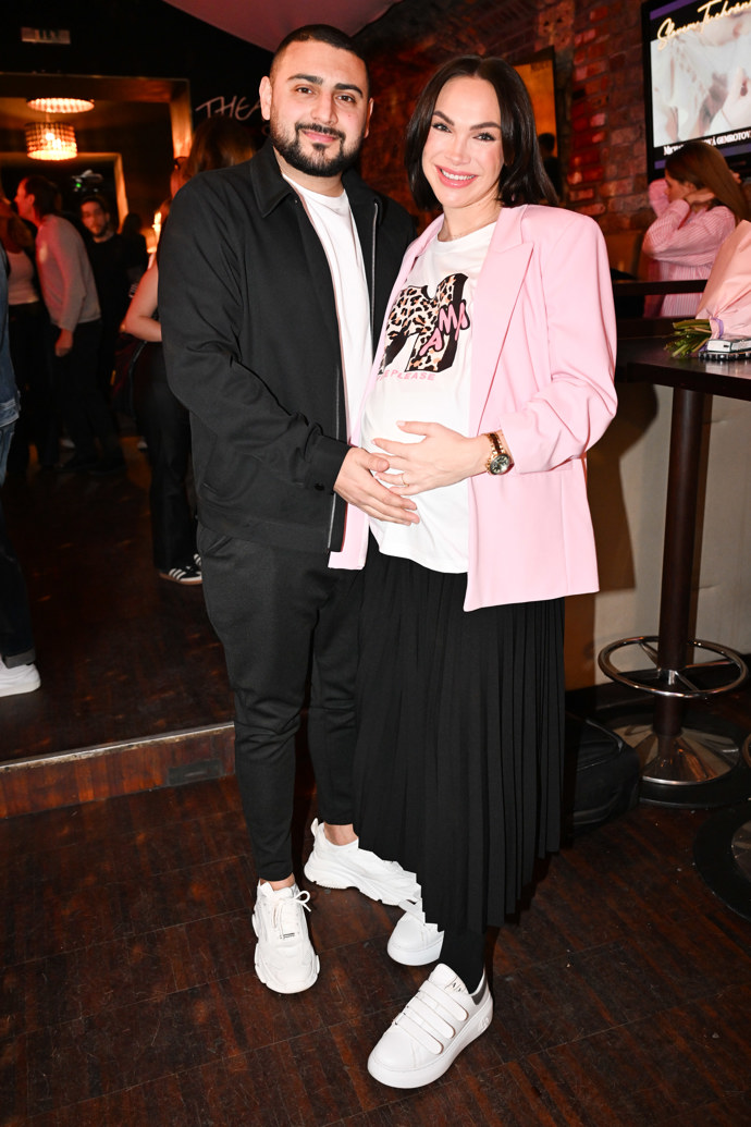 Kamila Nývltová se ve společnosti objevila jen pár dnů před termínem porodu. Doprovod jí dělal partner Eddie a oba se sladili bílými teniskami. 