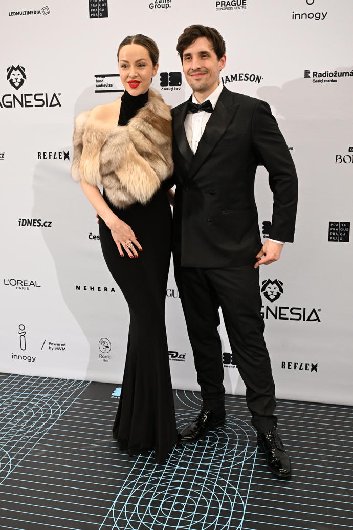 Novinář Čestmír Strakatý s krásnou manželkou.