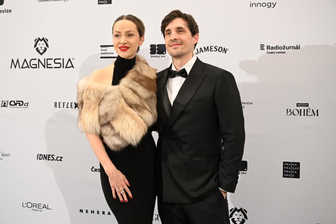 Novinář Čestmír Strakatý s krásnou manželkou.