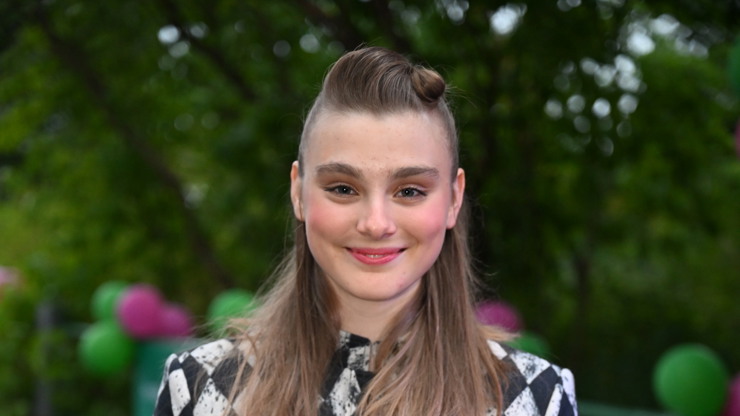 Falborvá se krásně usmívala.