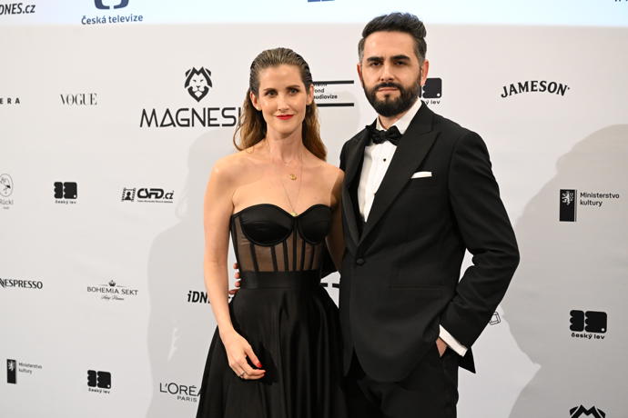 Jana Bernášková s fešným doprovodem. 