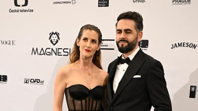 FOTO: Jana Bernášková s fešným doprovodem.