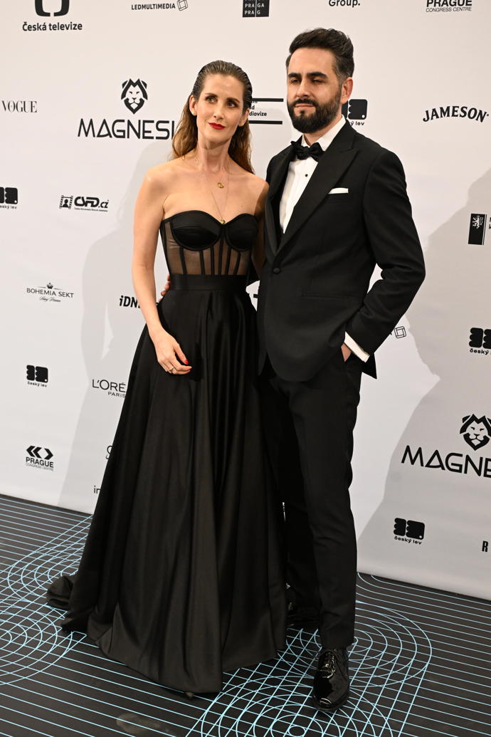 Jana Bernášková s fešným doprovodem. 