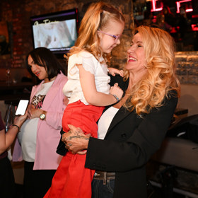 Vendula Pizingerová s dcerou Michaely Gemrotové.