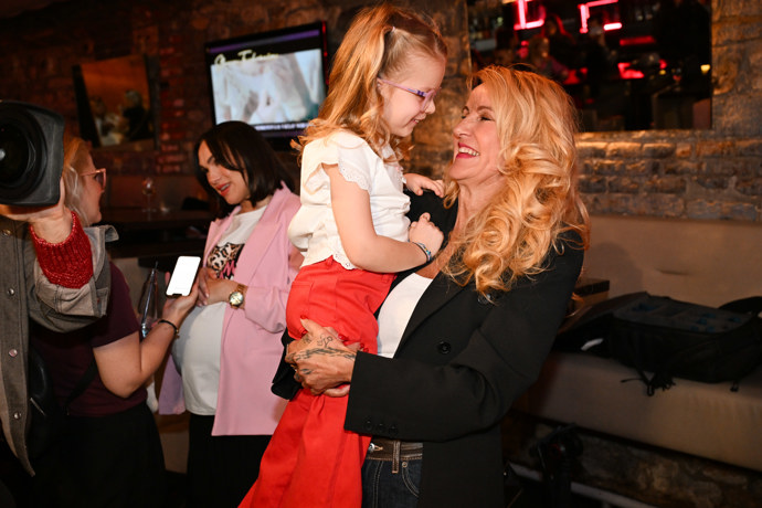 Vendula Pizingerová s dcerou Michaely Gemrotové.