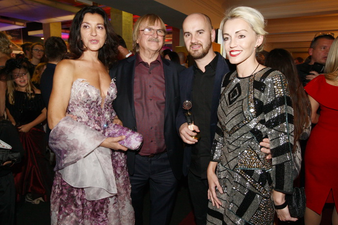 Manželka Igora Timka je významnou slovenskou zubní lékařkou. 