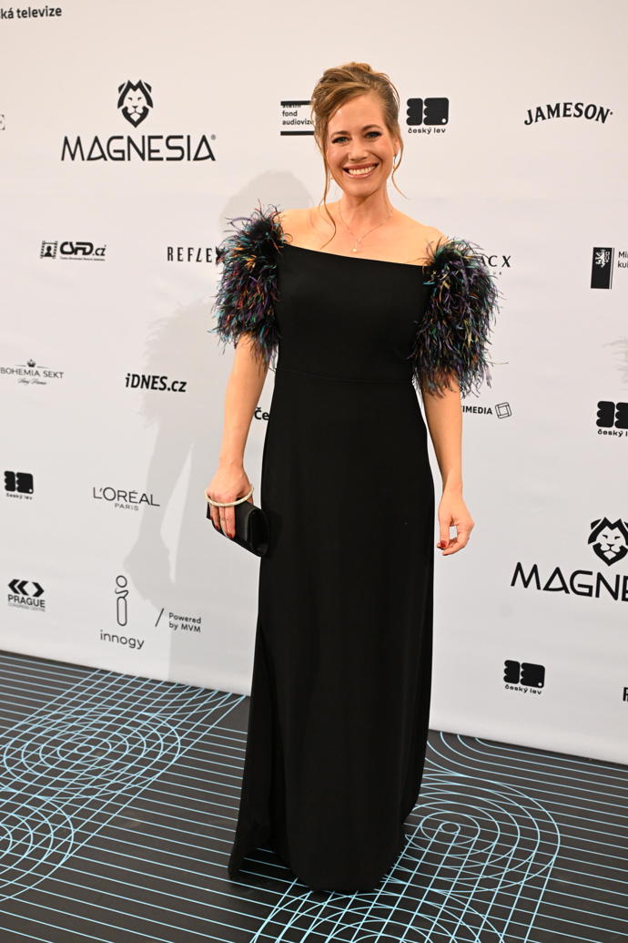 Účes v hodnocení označil za strnulý a přestajlovaný. Vzhledem k výrazným rukávům šatů by Honza Kořínek volil účes uvolněnější. 