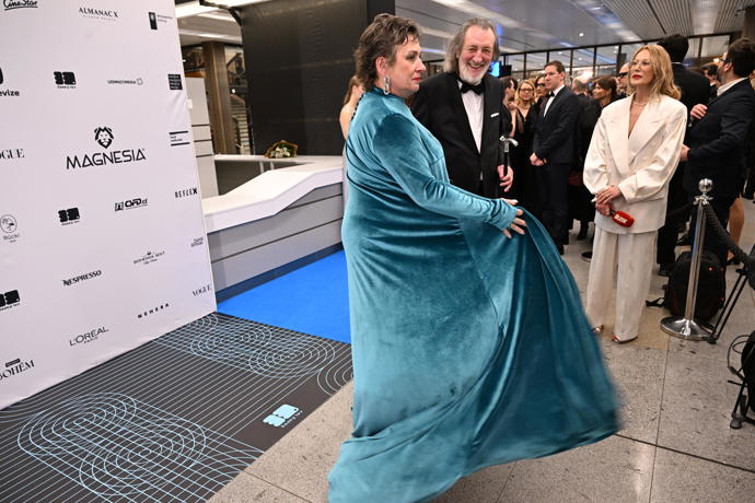 Bolek Polívka s manželkou, která vsadila na velmi výrazné šaty.