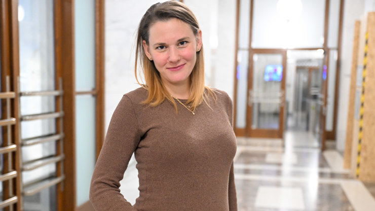 Šárka Krausová si hladí těhotenské bříško.