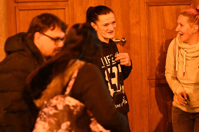 Za narkomankou Katkou dorazila řada lidí.