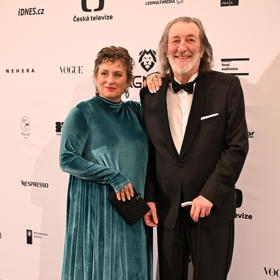 Manželka Bolka Polívky letos oblékla smaragdově zelenou sametovou róbu s dlouhou vlečkou. 