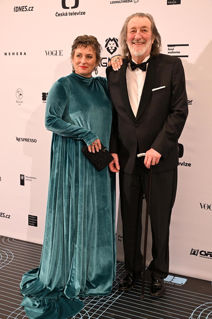 Manželka Bolka Polívky letos oblékla smaragdově zelenou sametovou róbu s dlouhou vlečkou. 