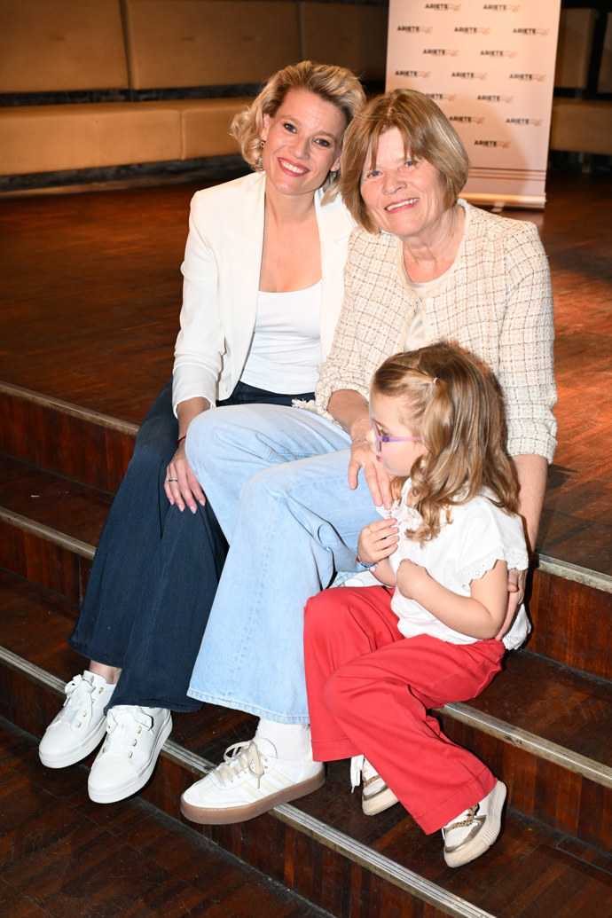 Ve světlých tónech se oblékla také maminka Michaely Štikové, které si v novém videoklipu zahrála. 