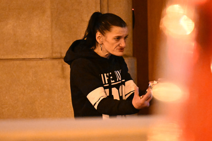 Narkomanka Katka má snoubence v base.