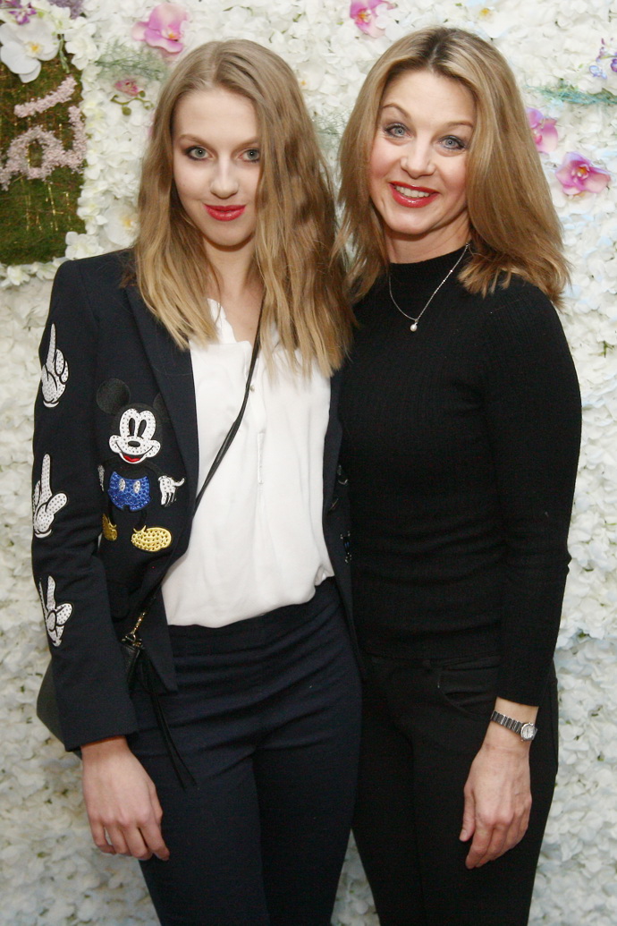 Dcera Sabiny Laurinové, Valentýna, si s maminkou zahraje v inscenaci Návštěva na zabití. 