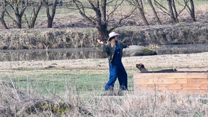 FOTO: Radana Kotková při hraní se psem.