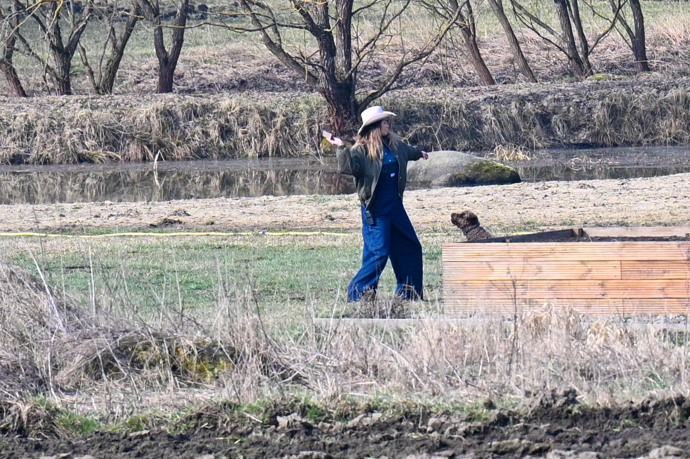 Radana Kotková při hraní se psem.