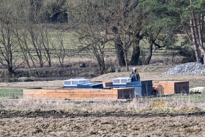 Radana Kotková mezi záhonky.