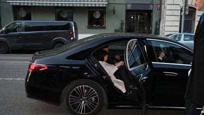 FOTO: Manželé dorazili v luxusním Mercedesu.