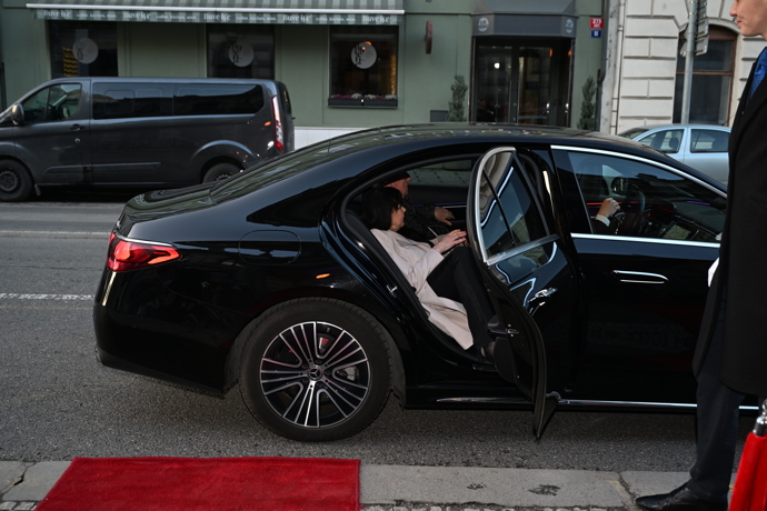 Manželé dorazili v luxusním Mercedesu.