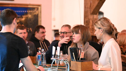 FOTO: Jenovéfa Boková a Simona Lewandowska na baru.