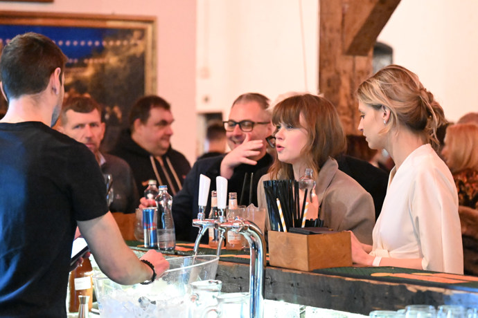 Jenovéfa Boková a Simona Lewandowska na baru.